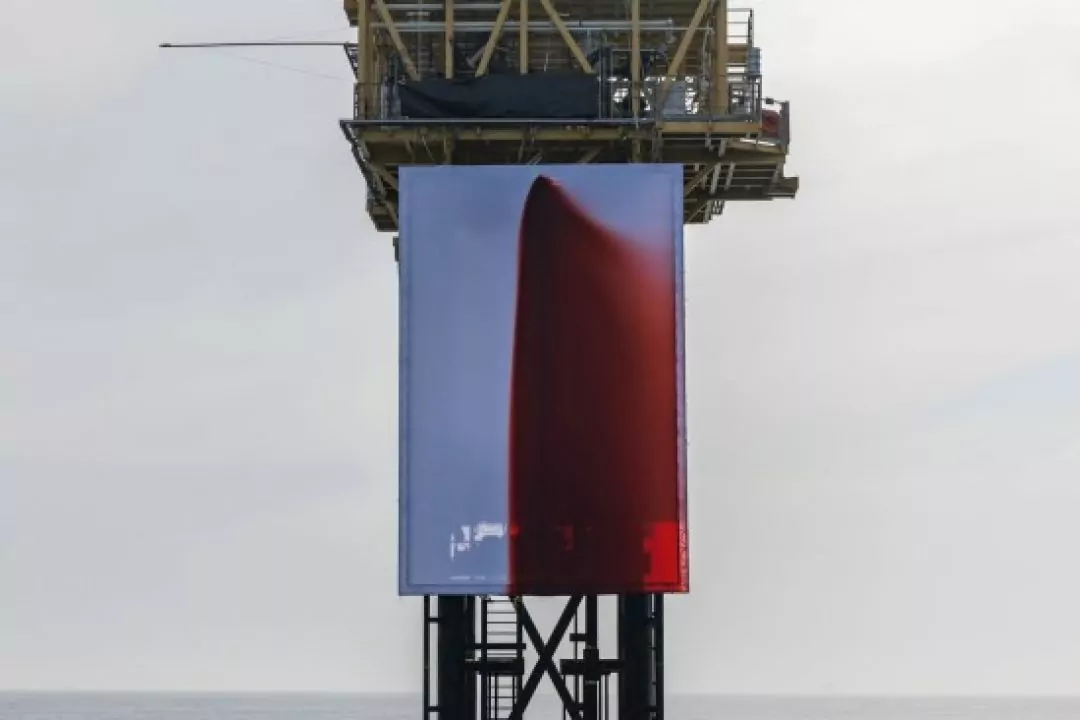 Активісти Greenpeace встановили &ldquo;криваву&rdquo; інсталяцію на газовій платформі у Північному морі