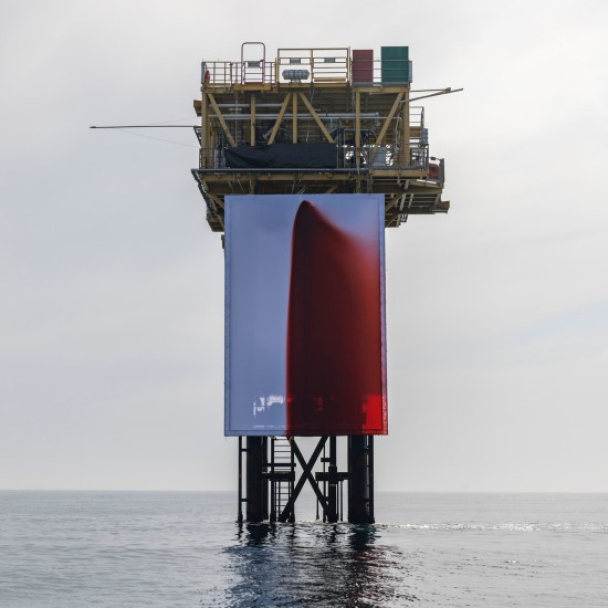 Активісти Greenpeace встановили “криваву” інсталяцію на газовій платформі у Північному морі