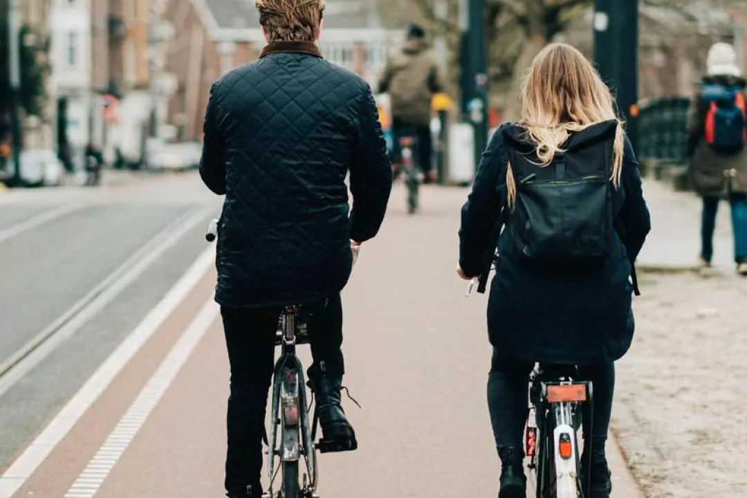 Glovo построит первый в Киеве перехватывающий велопаркинг возле метро &laquo;Почайна&raquo;
