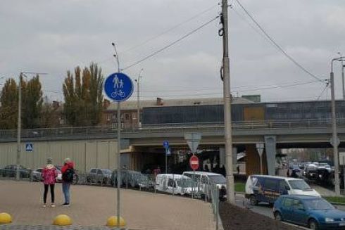 Нова велодоріжка на Відрадному «обривається» посеред тротуару: чому так сталося