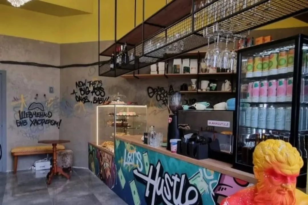 Утром &ndash; допио, вечером &ndash; вино: на Осокорках открыли кофейню и винный бар Hustle