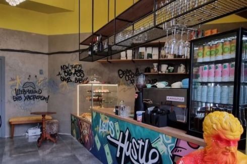 Зранку – допіо, ввечері – вино: на Осокорках відкрили кав’ярню і винний бар Hustle