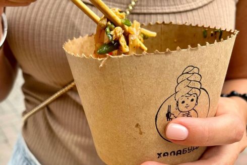 Возле «Дворца спорта» открылось заведение «Халабудда» с азиатским и средиземноморским стритфудом