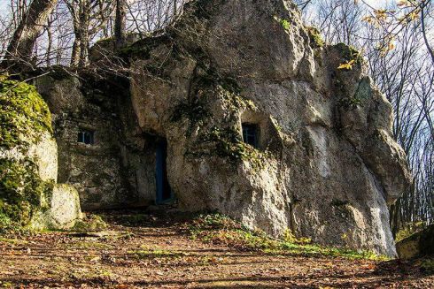 Стародавню печеру на Тернопільщині "покращили" пластиковими вікнами