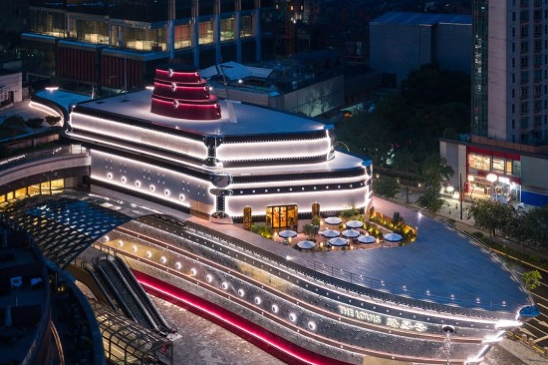 Louis Vuitton відкрив у Шанхаї магазин-корабель із валіз