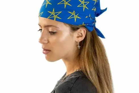 Гурт Bring Me The Horizon випустив благодійні синьо-жовті бандани: кошти з продажу передаватимуть київським волонтерам