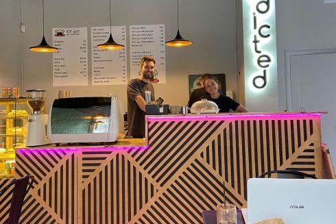 На Осокорках заработала хотдожная «Хот-дог на левом». Это перезапуск заведения Wake Cup Bar