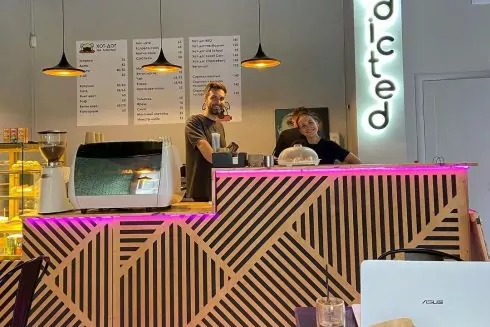 На Осокорках заработала хотдожная &laquo;Хот-дог на левом&raquo;. Это перезапуск заведения Wake Cup Bar