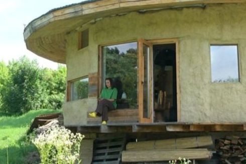 Переселенці звели екобудинок зі сміття у селі на Хмельниччині