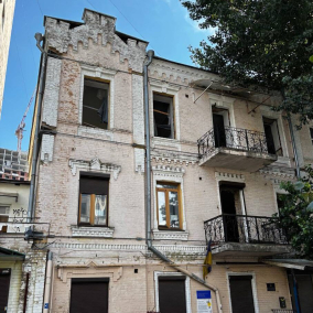 "Будинок із комахами" у Києві пошкоджено через російський обстріл
