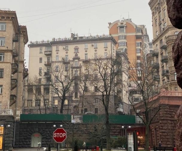 На Крещатике снесли заброшенное кафе. Владельцы на его месте хотят построить ТРЦ