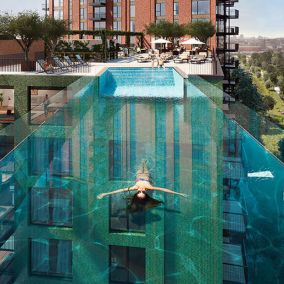 У Лондоні побудували повністю прозорий басейн між двома багатоповерхівками: фото