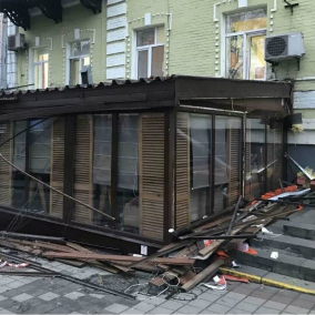 Возле Золотых ворот снесли летнюю площадку ресторана «Хурма»