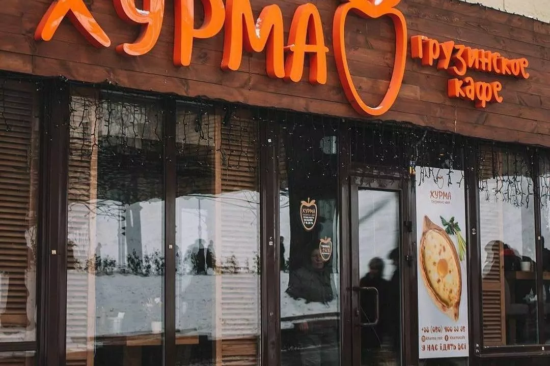 Біля Золотих Воріт намагаються демонтувати літній майданчик ресторану &laquo;Хурма&raquo;. Що там відбувається