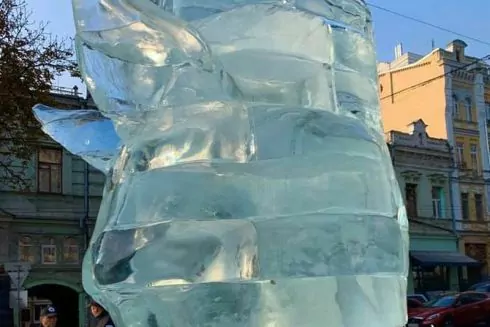 В центре Киева установили ледяную скульптуру