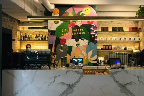 Возле Золотых ворот открылась кофейня Idealist с крабкейком и стейком из капусты