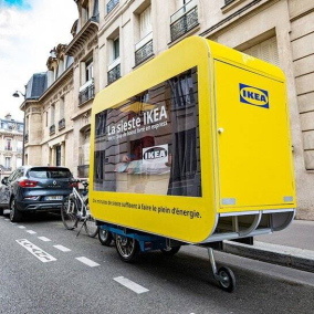 Фото дня. У Парижі курсували електровелосипеди IKEA з капсулами для сну
