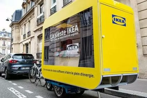 Фото дня. В Париже ездили электровелосипеды IKEA с капсулами для сна