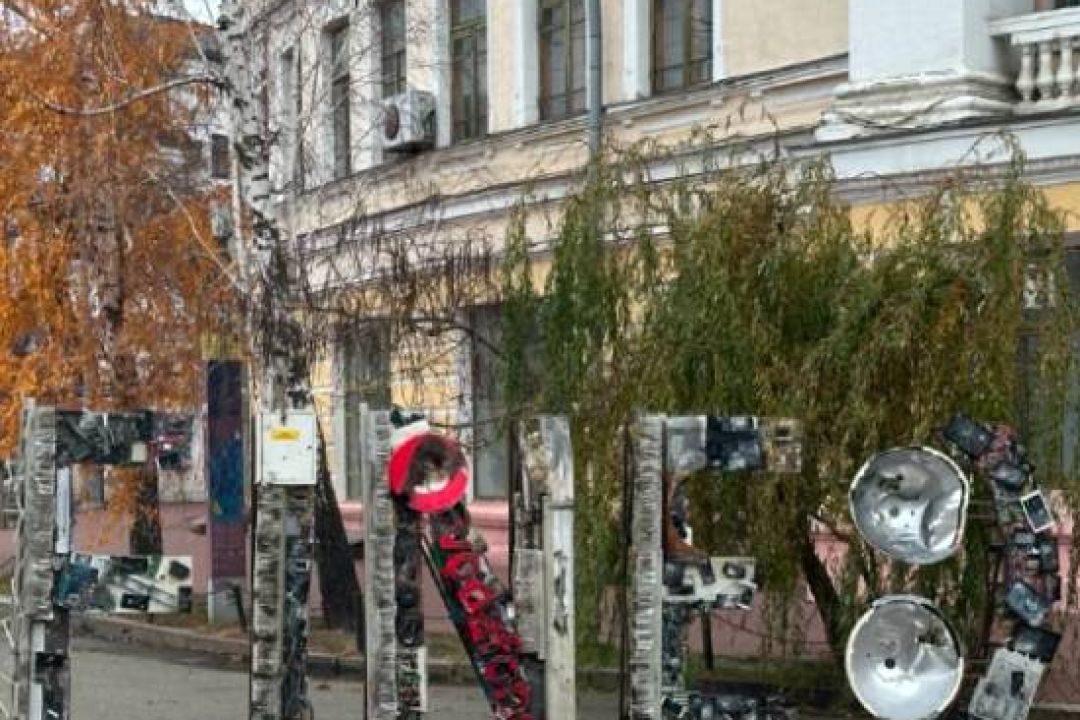 На Подолі встановили інсталяцію “I’m Fine”: вона присвячена незламності українського телекому