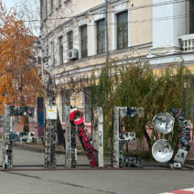 На Подолі встановили інсталяцію “I’m Fine”: вона присвячена незламності українського телекому