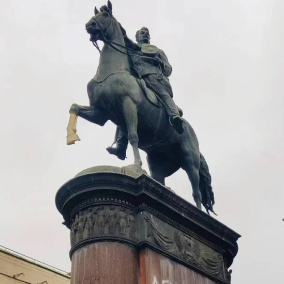 Правительство разрешило демонтировать памятники Пушкину и Щорсу в Киеве