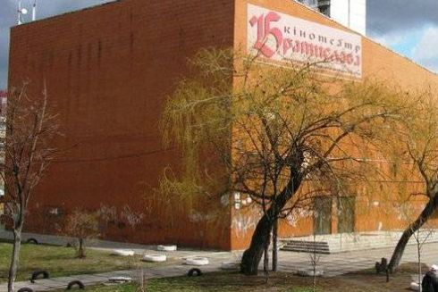 На Оболоні реставрують фасад кінотеатру &laquo;Братислава&raquo;: що вже зробили