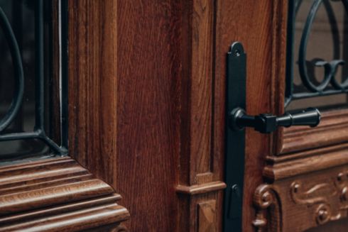 Дивіться, як у центрі Львова відреставрували сторічні двері