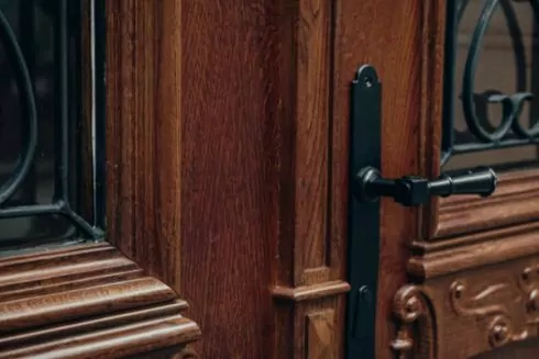 Смотрите, как в центре Львова отреставрировали столетнюю дверь