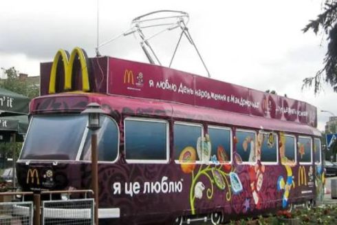 Дитячий трамвай біля McDonald’s на Солом’янці відправили на металобрухт