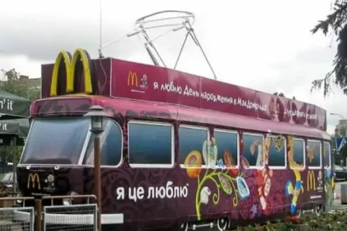 Дитячий трамвай біля McDonald&rsquo;s на Солом&rsquo;янці відправили на металобрухт