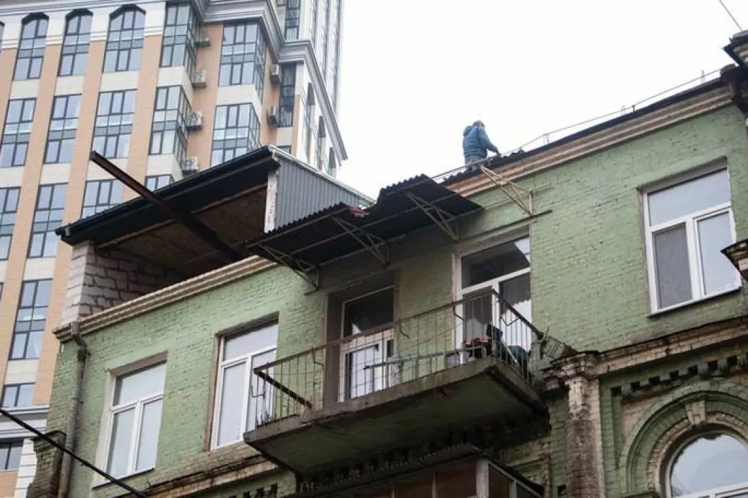 В історичному будинку на Саксаганського почали розбирати незаконну надбудову