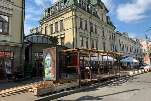 На Подолі новий ресторан будує незаконну терасу. Вона заважає пішоходам