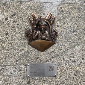 В центре Киева появилась мини-скульптура Призрака Киева