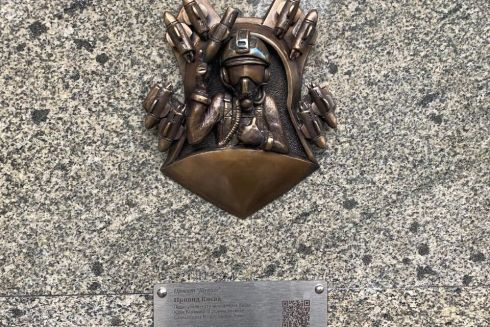 В центре Киева появилась мини-скульптура Призрака Киева