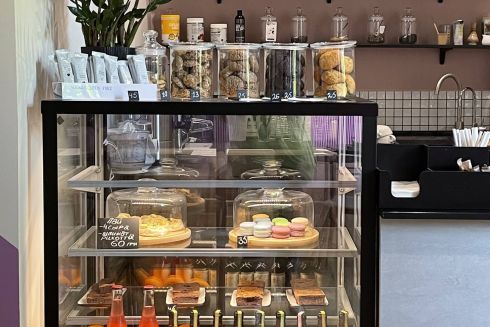 На Печерську відкрилося Communa Cafe: з колагеновою кавою, десертами та онігірі