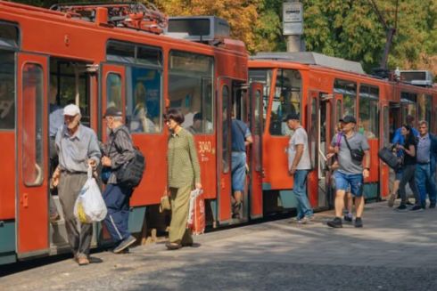 У Дніпрі облаштували дві “віденські” трамвайні зупинки: фото