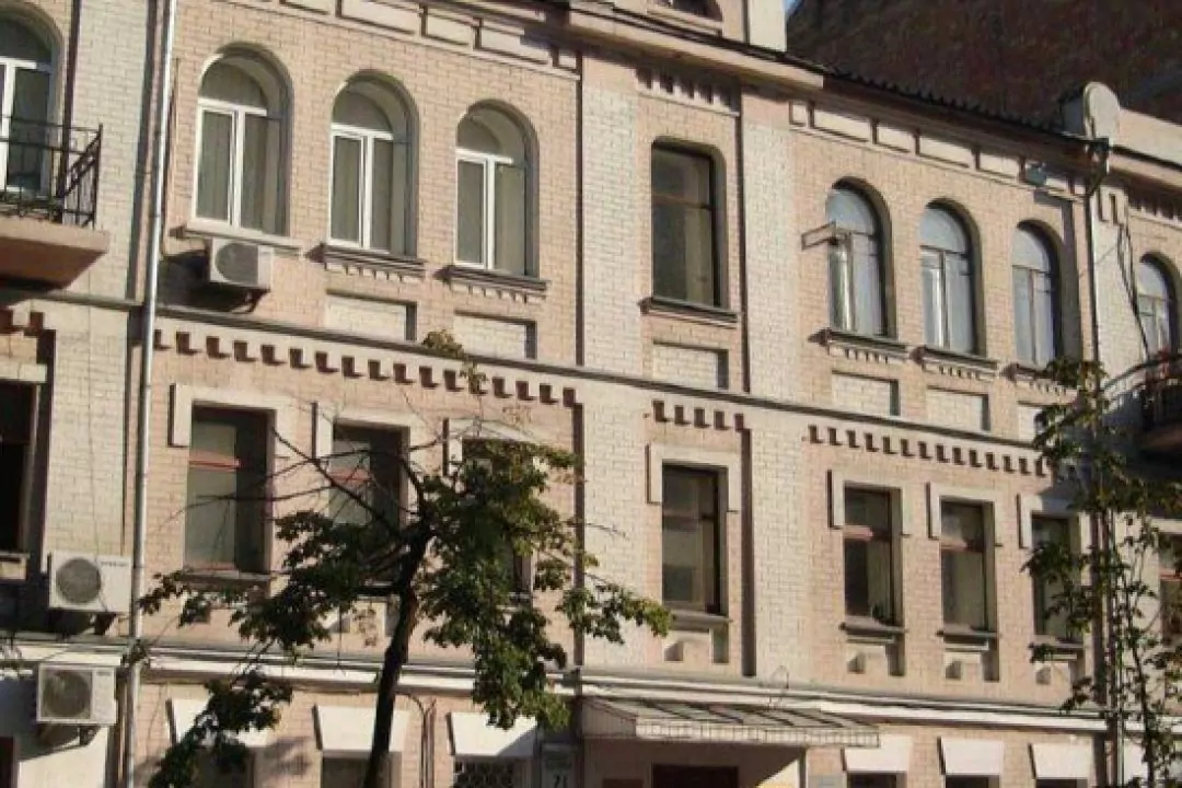 Суд заборонив передавати землю під будинком Родіна для забудови