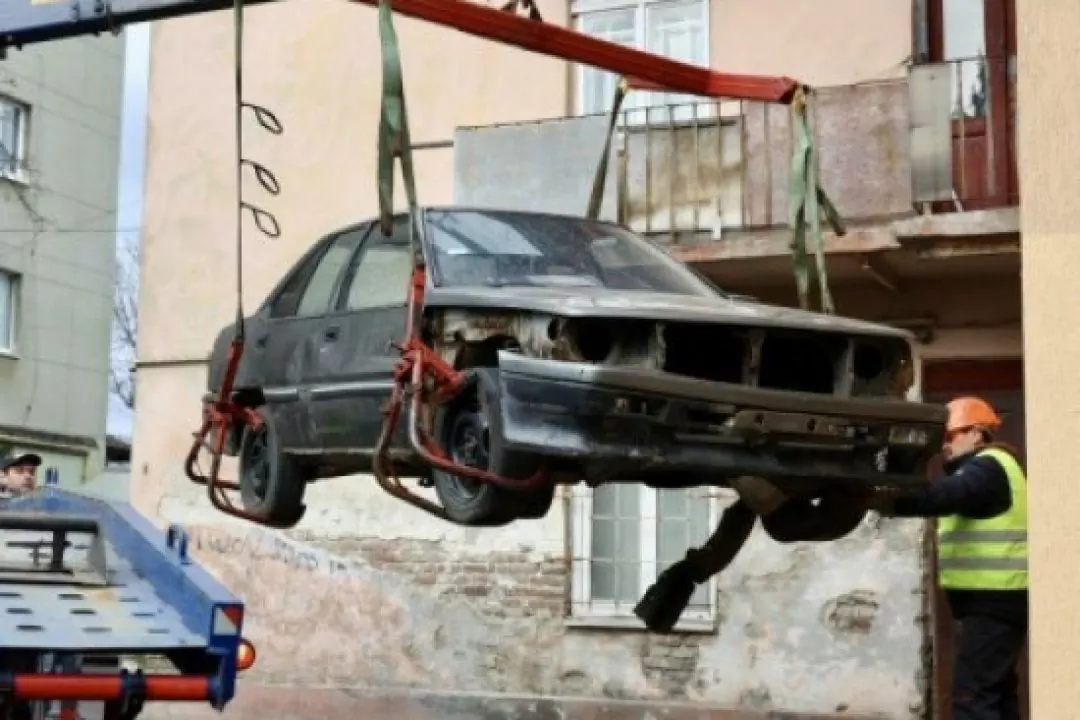 У Львові почали евакуйовувати покинуті автівки &ndash; що з ними буде