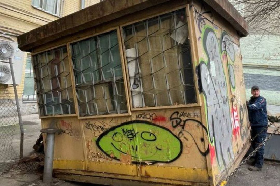 У Києві прибрали найбільш занедбані МАФи: фото