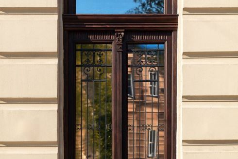 В Одесі відреставрували історичні деревʼяні двері кінця XIX століття: фото