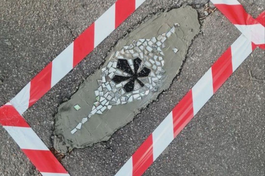 Дивіться, які мозаїки виклали активісти в дорожніх ямах на Подолі
