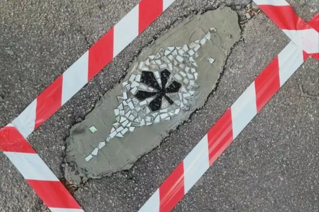 Дивіться, які мозаїки виклали активісти в дорожніх ямах на Подолі