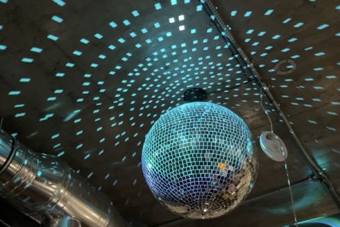 Возле Пейзажки открыли городской бар Broen с натуральными винами и авторскими коктейлями