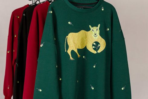 В онлайн-супермаркеті "Сільпо" з'явилася колекція світшотів з малюнками Марії Примаченко