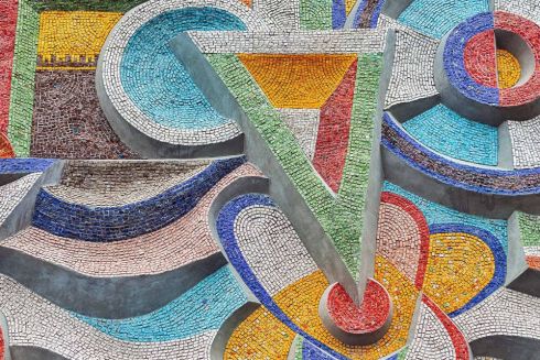 Фото. У Львові відновили модерністську мозаїку на фасаді супермаркету