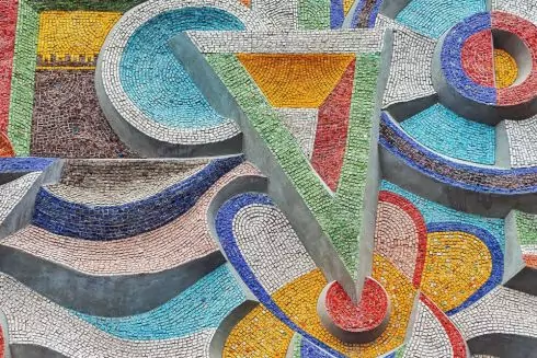 Фото. У Львові відновили модерністську мозаїку на фасаді супермаркету