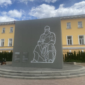 Памятник Грушевскому в Киеве защитили конструкцией, которую разработало бюро Славы Балбека