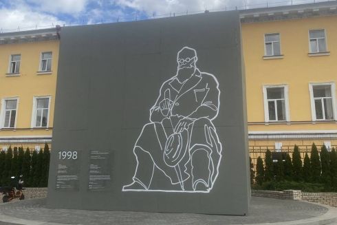 Памятник Грушевскому в Киеве защитили конструкцией, которую разработало бюро Славы Балбека