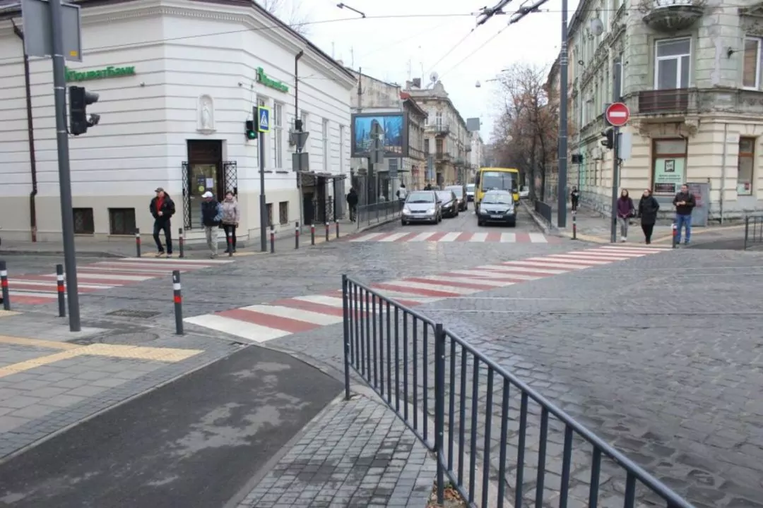 Фото: Дивіться, як у Львові облаштували перший діагональний перехід