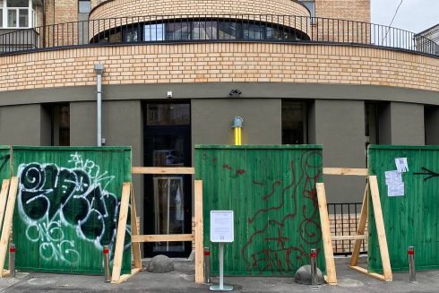 Рестораны сети «Привет» обнесли строительными заборами. Это акция против уничтожения исторических зданий